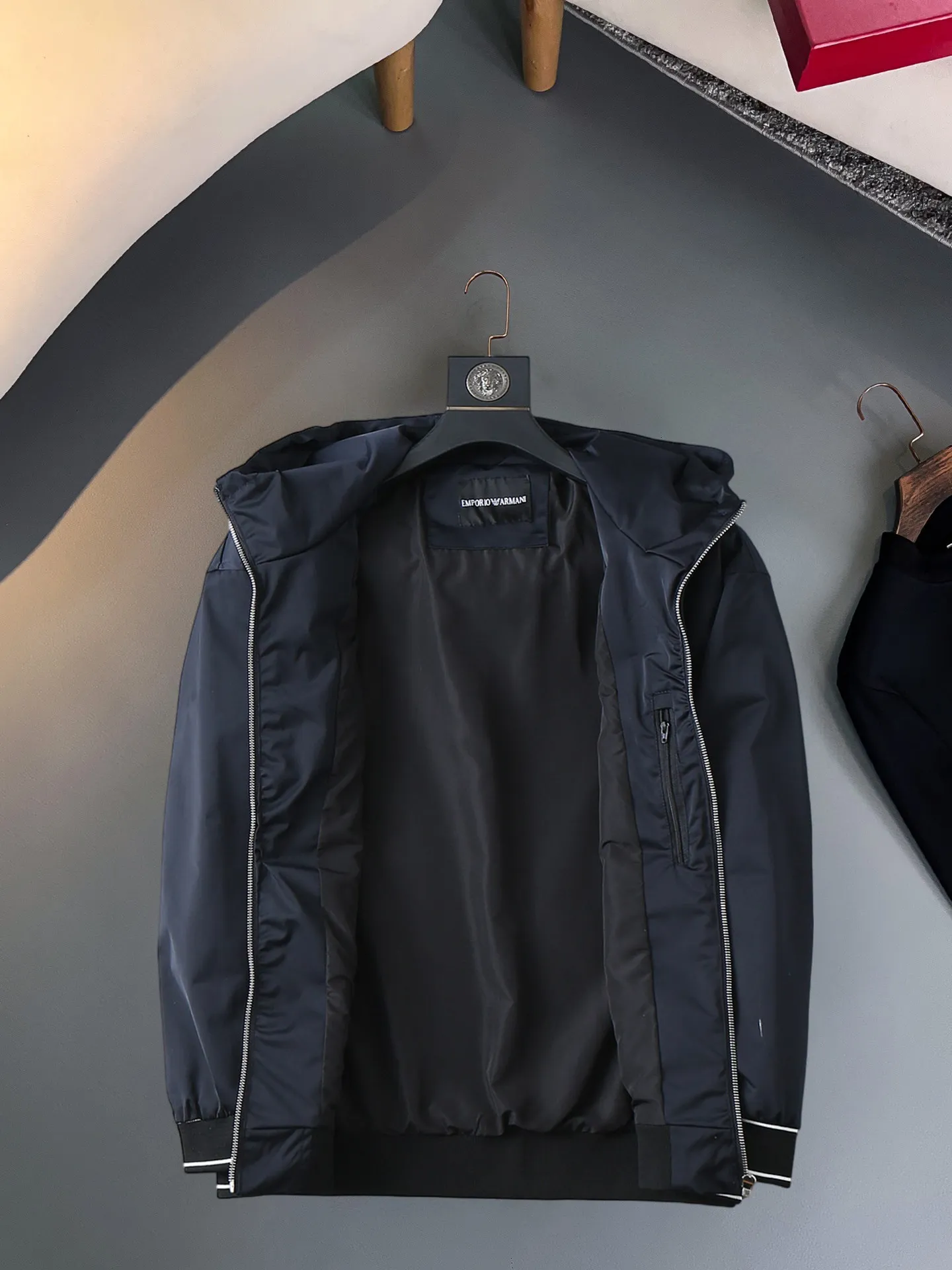 Armani official website Same Style, complete with three labels, on sale in advance. 2026 Autumn and Winter New Arrival men's jacket, Original with complete three labels, Premium version. Custom-made fabrics at the counter. Breathable, high comfort, impeccable details, brand element design concept, reflecting high quality. It feels delicate and soft, presents a casual cut, and has a great upper body shape. Sizes: M～3XL,